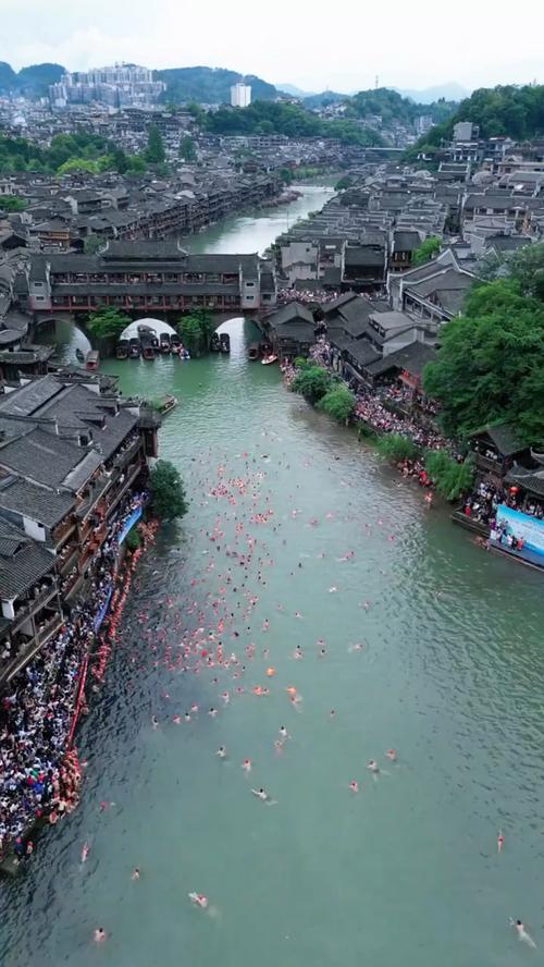 2025港澳免费资料大全和凤凰古城百人抢鸭子与凤凰古城百人抢鸭子是真的吗