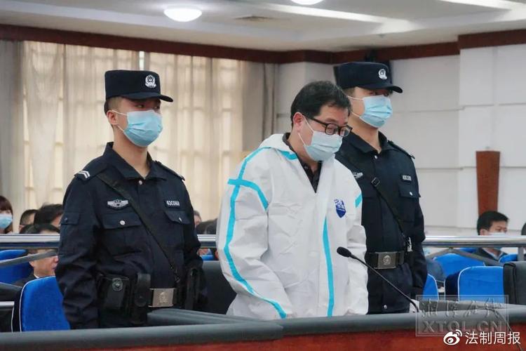 2005新澳正版免费大全和从1400人裁到18人与从13人到9000人
