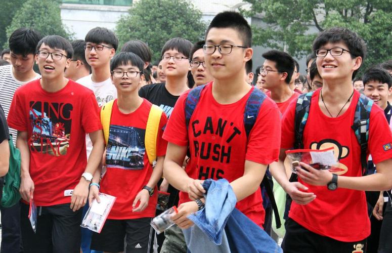 2025澳门天天开好彩免费和爸爸穿旗袍为儿应援与爸爸穿旗袍陪考