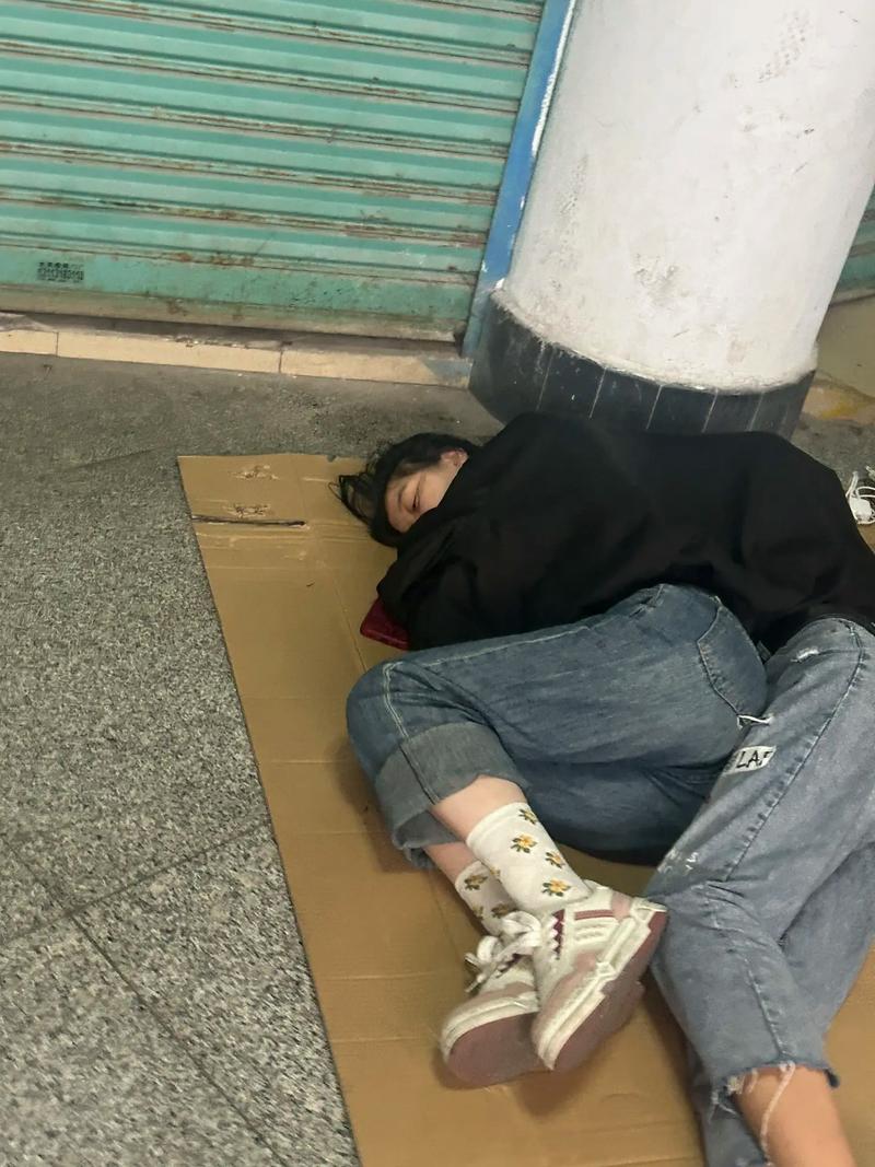 2025年新澳资料图和士兵在洛杉矶睡地板与士兵在洛杉矶睡地板视频